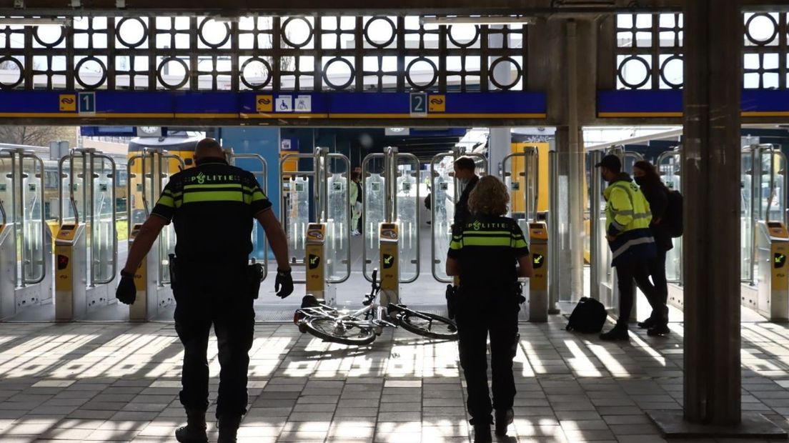 Politie doet onderzoek in het centraal station in Enschede