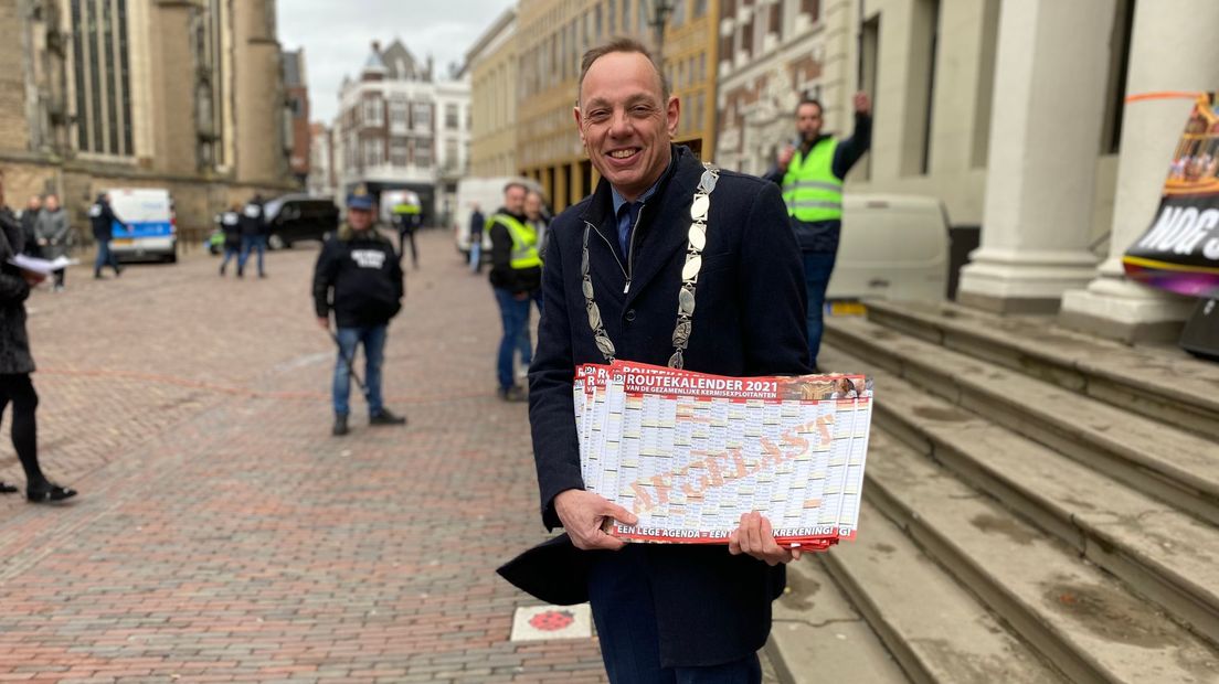 Burgemeester Ron König met de lege kermiskalender