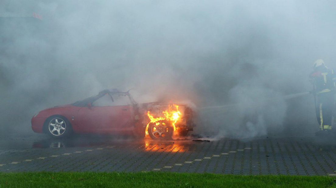 De sportauto vloog vlak bij de garage in brand (Rechten: Van Oost Media)
