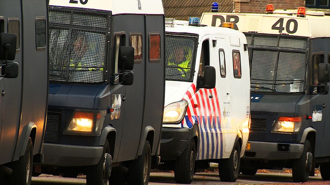 De Mobiele Eenheid staat klaar in Meppel (Rechten: Persbureau Meter)