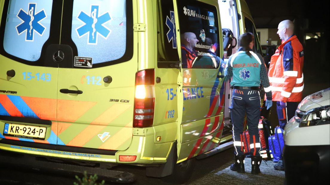 Het slachtoffer wordt in de ambulance verzorgd