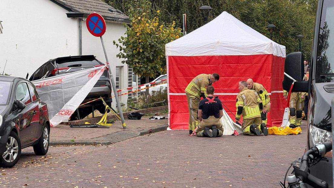 De auto is over een hek een tuin ingereden.