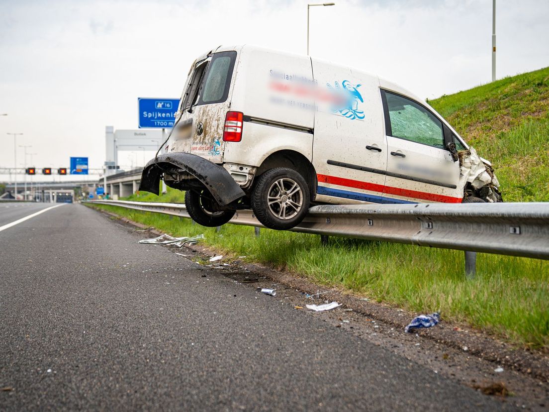 Bestelbusje slaat over de kop en belandt op vangrail A15