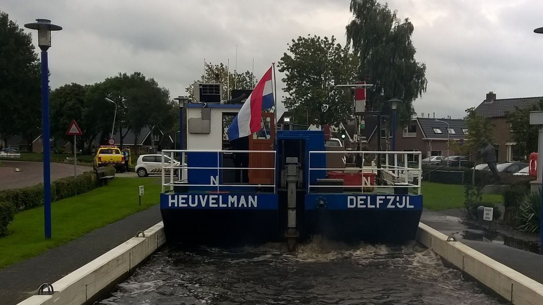 De boot zit klem (Rechten: Persbureau Meter)