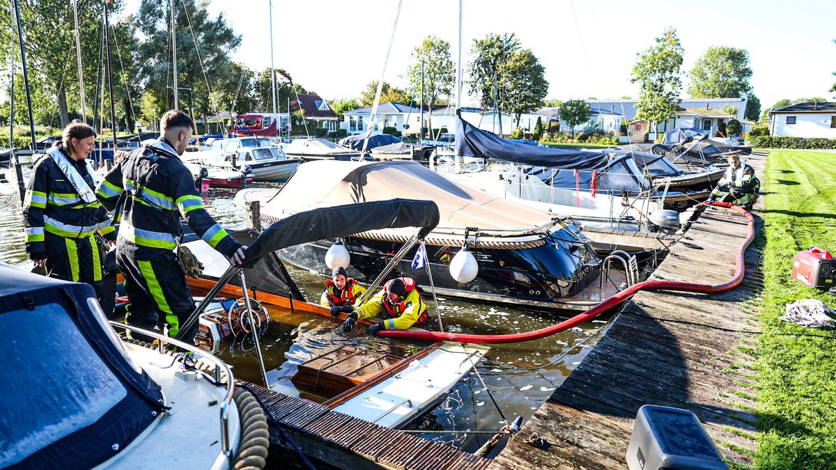 Boot zinkt in de haven van Langweer