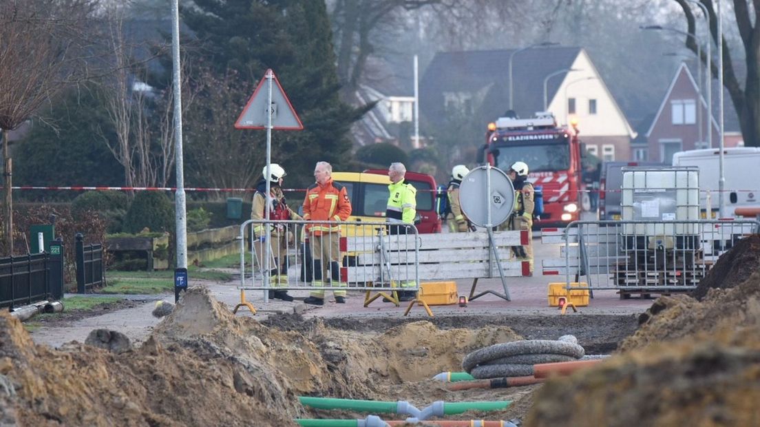 Het lek in de hoofdgasleiding aan de Derksweg in Klazienaveen