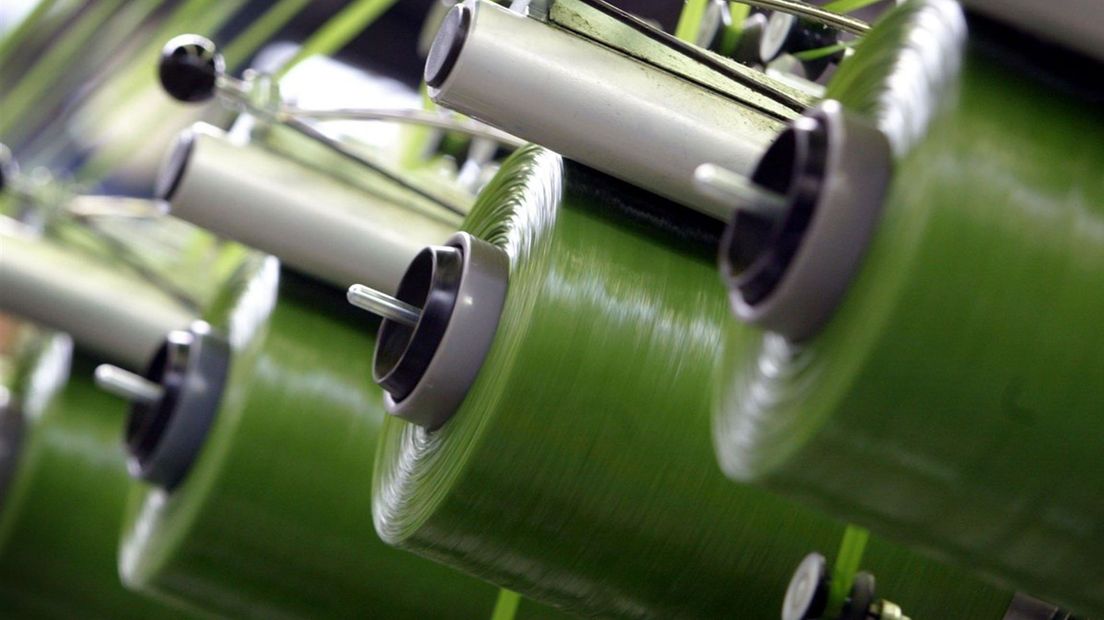 Polyethyleenbanen worden opgrote rollen gedraaid. Bij Koninklijke Ten Cate in Nijverdal worden de vezels gemaakt waarmee kunstgras wordt geproduceerd.