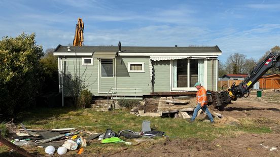 Gasten weigeren camping te verlaten, deurwaarder dwingt hen