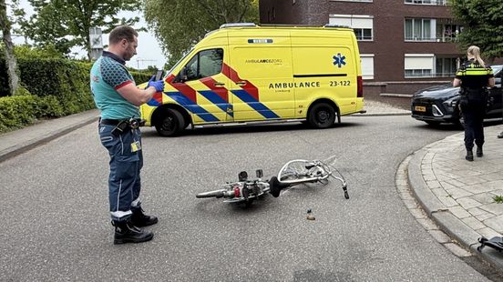 Fietser naar het ziekenhuis na ongeval in Deventer. Fietser naar het ziekenhuis na ongeval in Deventer.