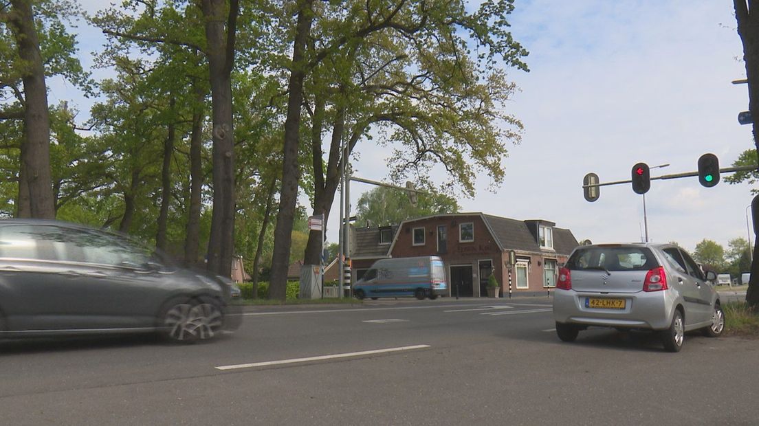 Nu het verkeer in Usselo afneemt, maakt het asfalt in het dorpshart plaats voor klinkerbestrating.
