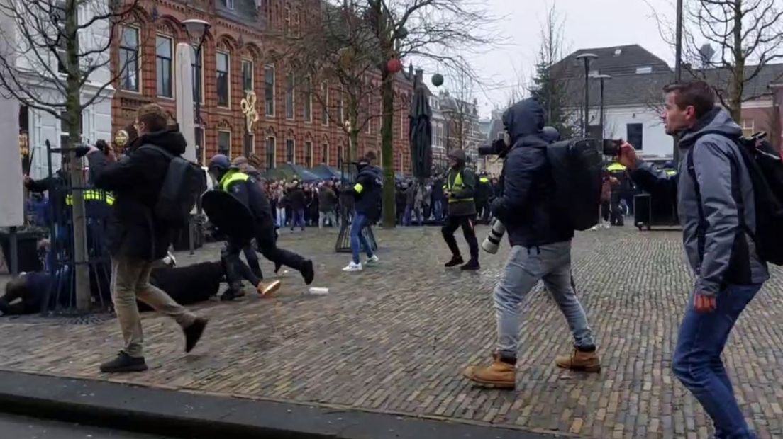 De oproerpolitie in Arnhem grijpt in.