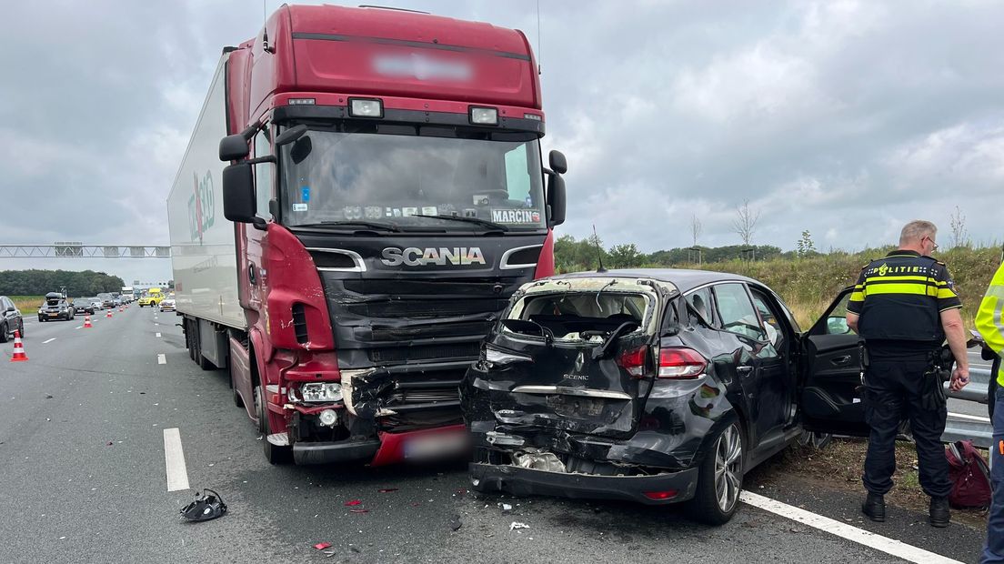 De zwarte personenauto belandde tegen de vangrail
