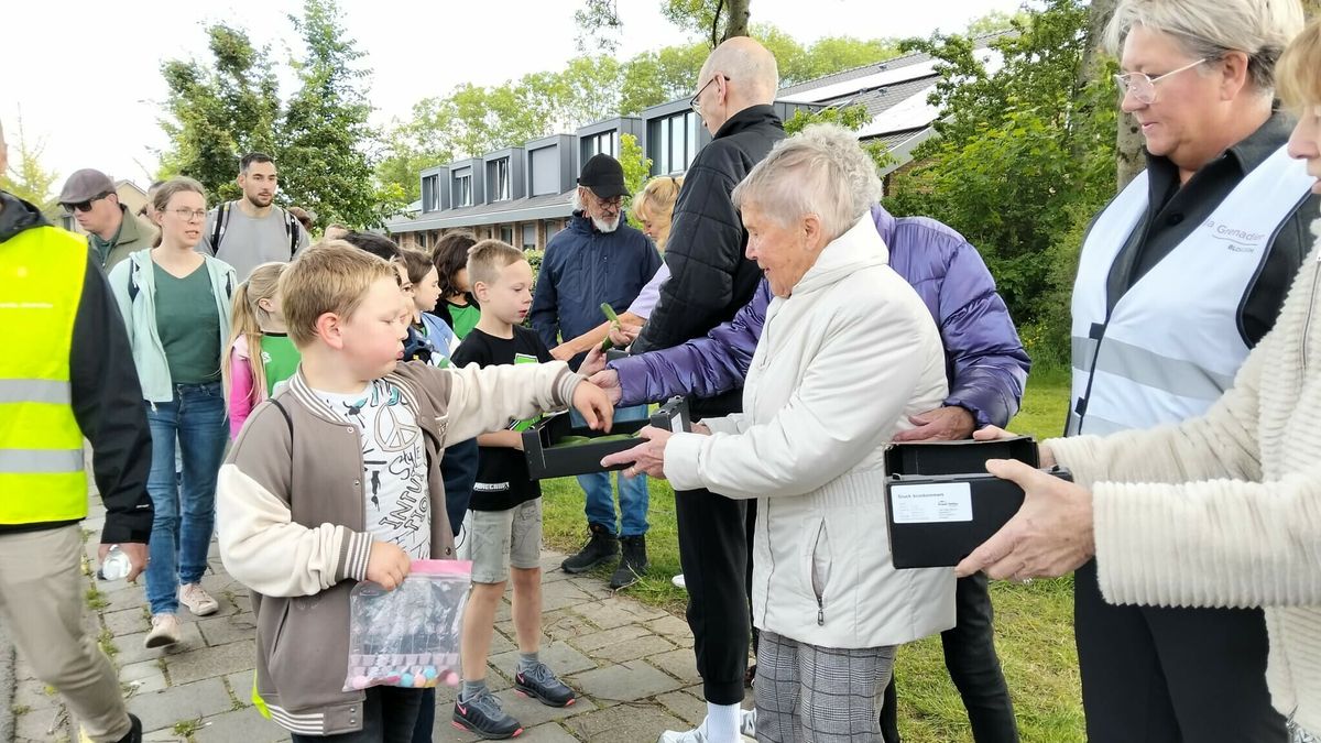 Ouderen moedigen Middelburgse Avond4daagse-lopers aan met snoepkomkommers: 'We hebben er genoeg'