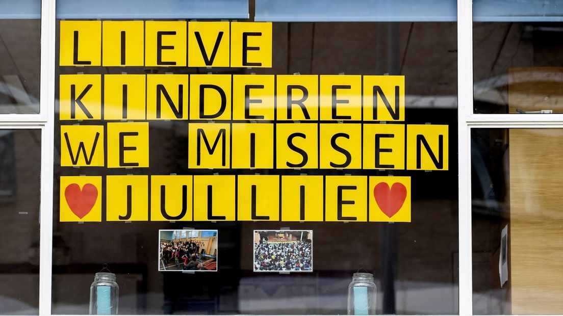 Op een basisschool laten leerkrachten weten dat ze hun leerlingen missen.