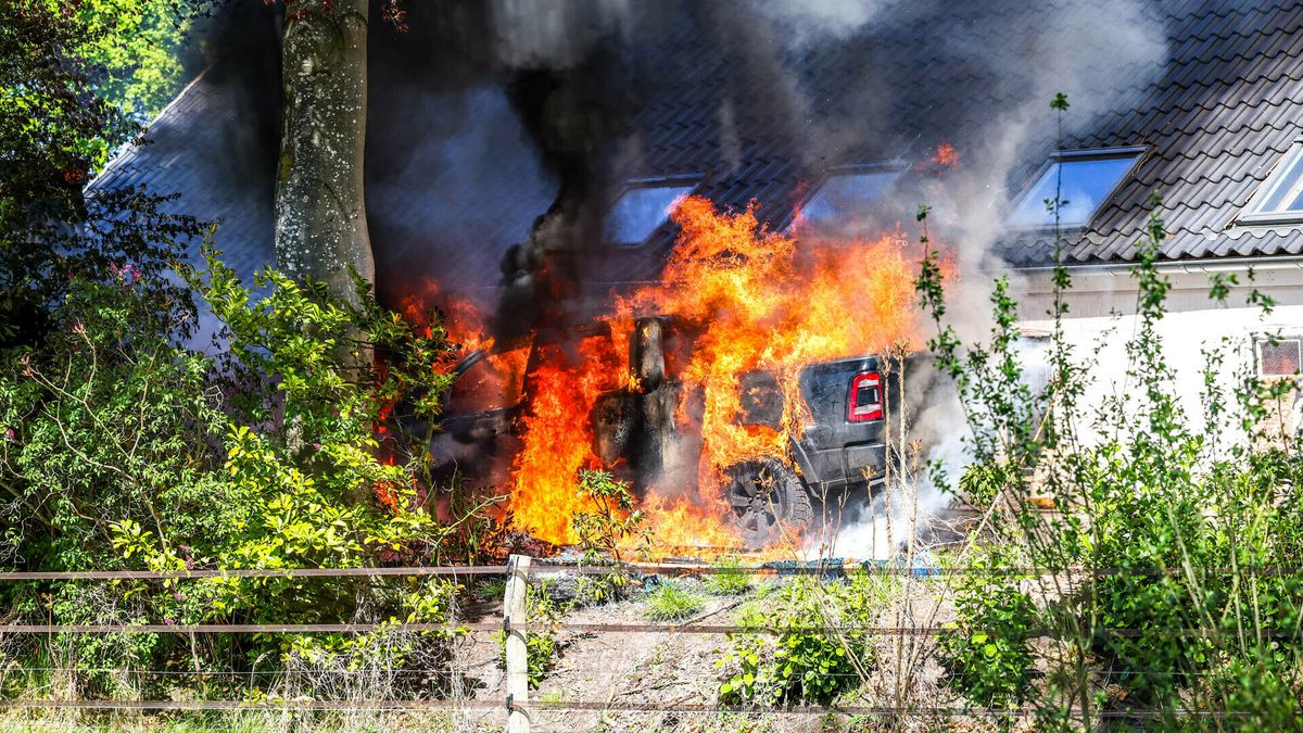 Autobrand op oprit woning Odoornerveen