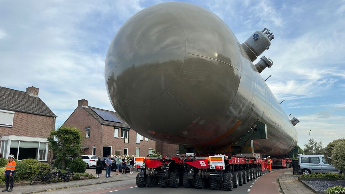 Straten Urmond leeggeruimd voor transport monstertank