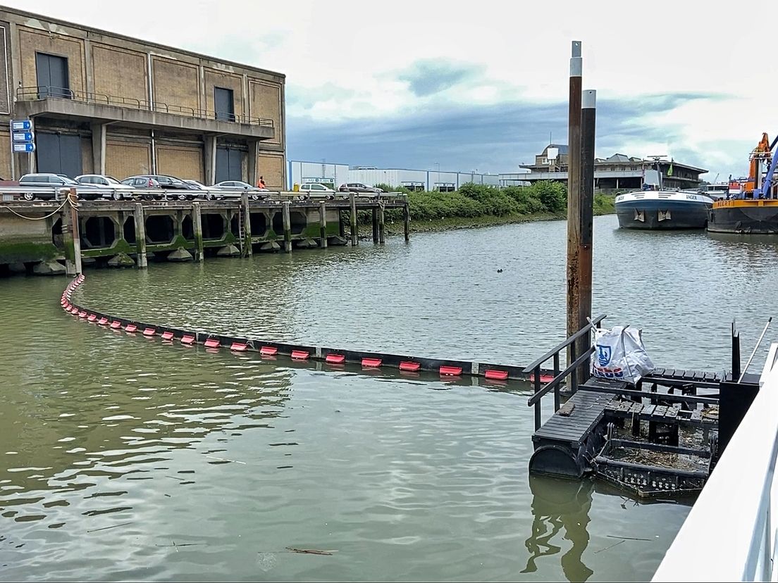 In de Rotterdamse Keilehaven wordt al geexperimenteerd met een vangarm. In Schiedam komt een iets modernere versie.