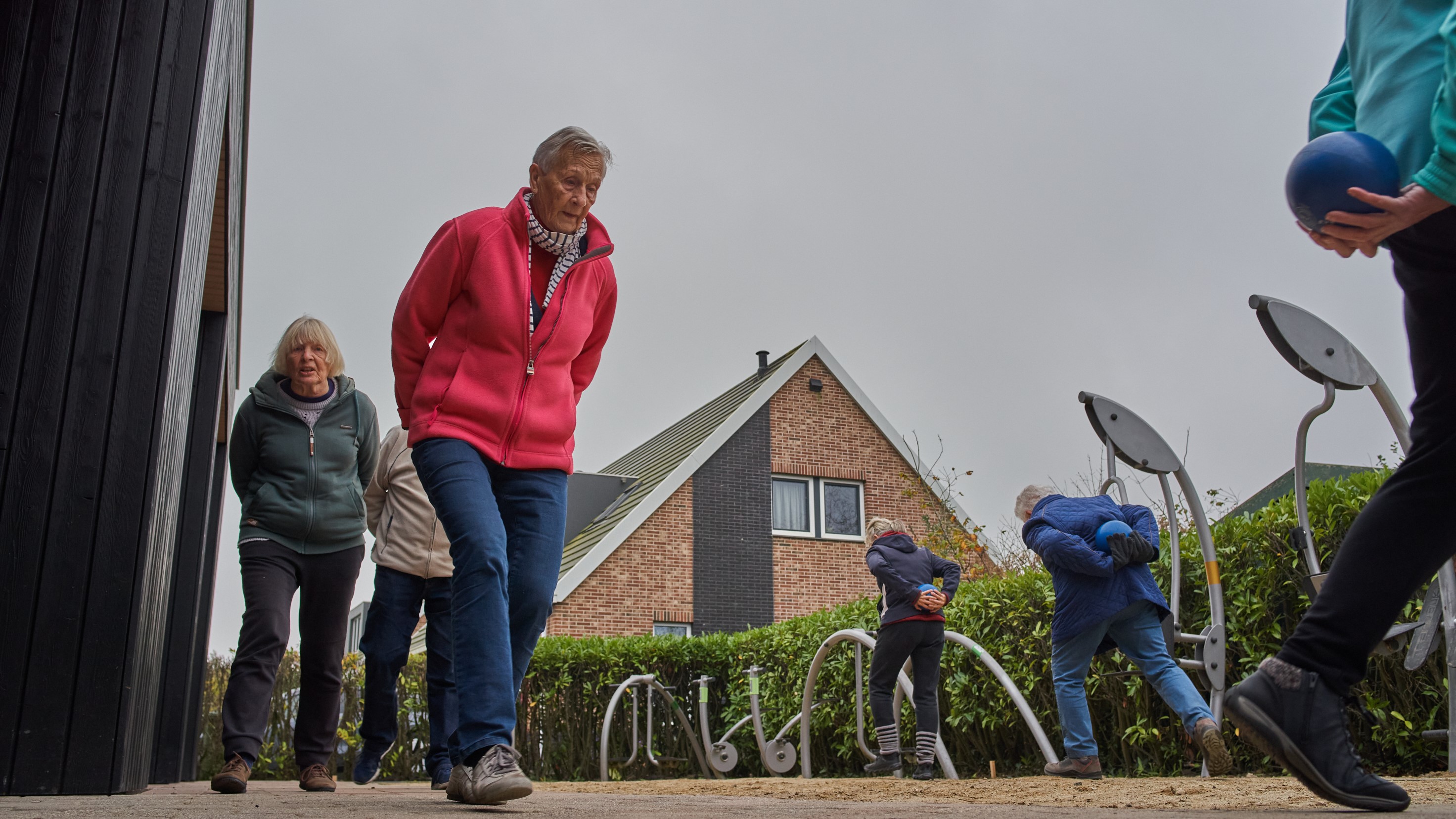 Alderein docht bûten oefeningen neist it doarpshûs