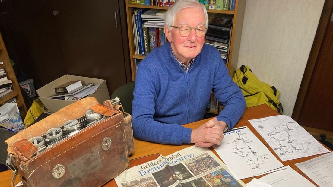Dick van der Veen met zijn oude verslagapparaat en oude kranten van toen.