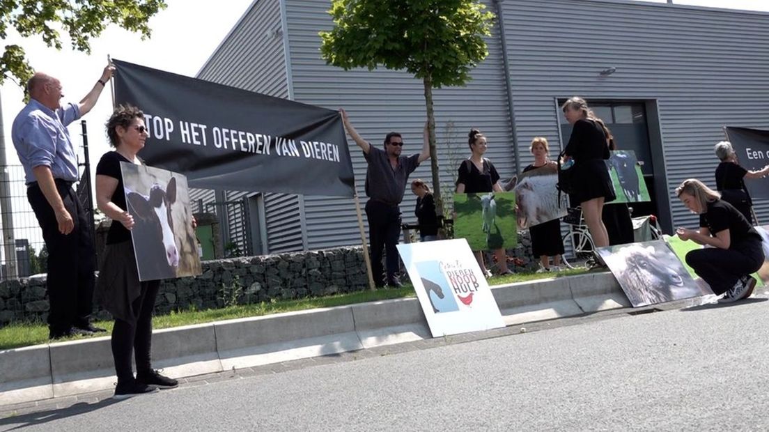 Een handjevol demonstranten houdt stil protest tegen het Offerfeest.