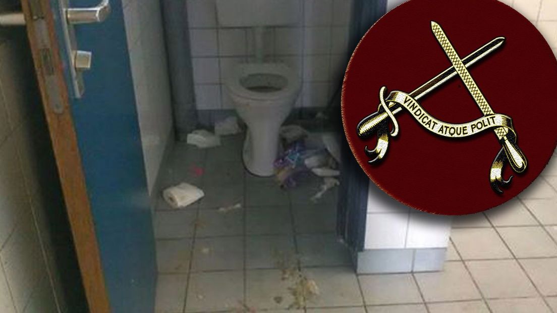 Het toilet in het clubhuis dat zou zijn besmeurd door Vindicaters