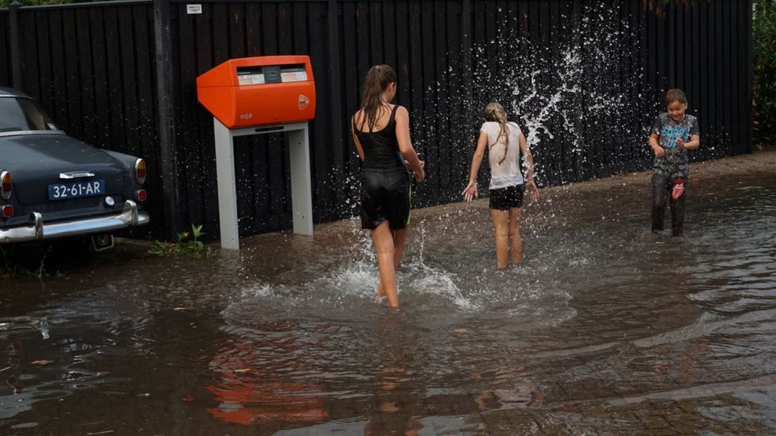 Wateroverlast kan ook voor waterpret zorgen, zoals hier in Wijhe