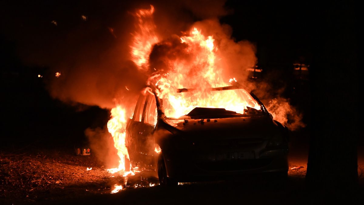 Auto gaat in vlammen op in Leeuwarden | KNMI waarschuwt met code geel voor plaatselijk dichte mist