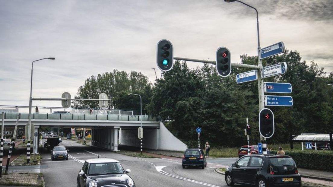 Drukte bij het viaduct over de Van Ketwich Verschuurlaan in stadswijk De Wijert