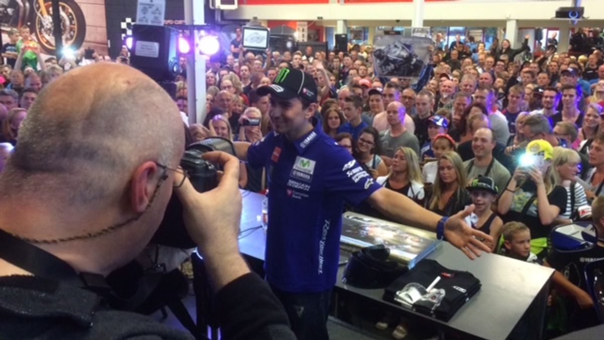 Lorenzo beloont wachtende fans in Rogat: uitgebreide handtekeningensessie