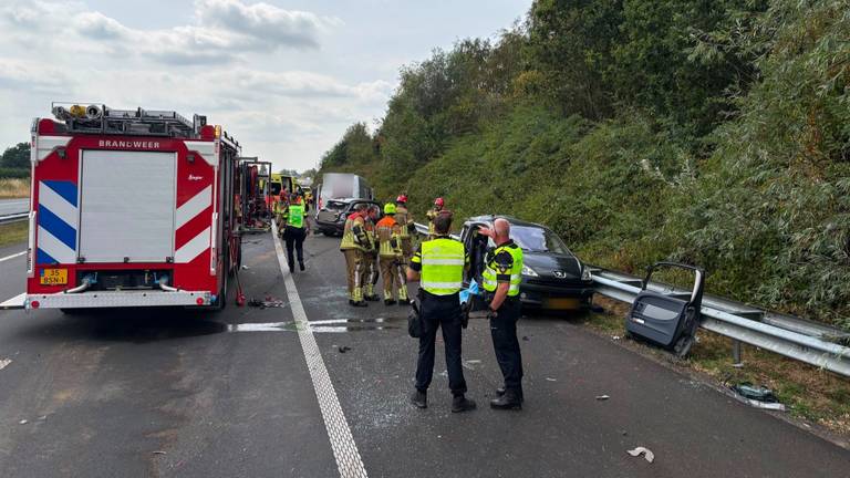 Ongeluk met vijf auto's tussen Tholen en Bergen op Zoom, rijbaan weer open