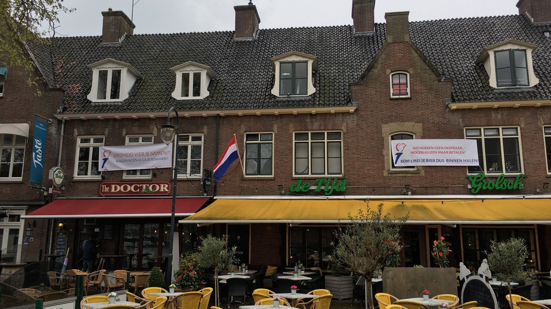 Diverse kroegbazen op de Markt in Wageningen hebben spandoeken aan hun gevels gehangen. Dit doen ze om te protesteren tegen Stichting Wageningen 45.