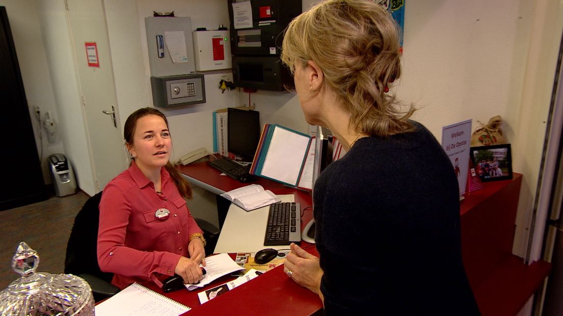 Christa Mol werkt op de receptie van de Randhof