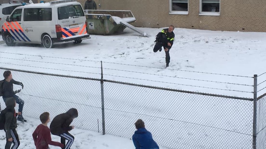 Leerlingen RSG Tromp Meesters in sneeuwballengevecht met politie Steenwijkerland