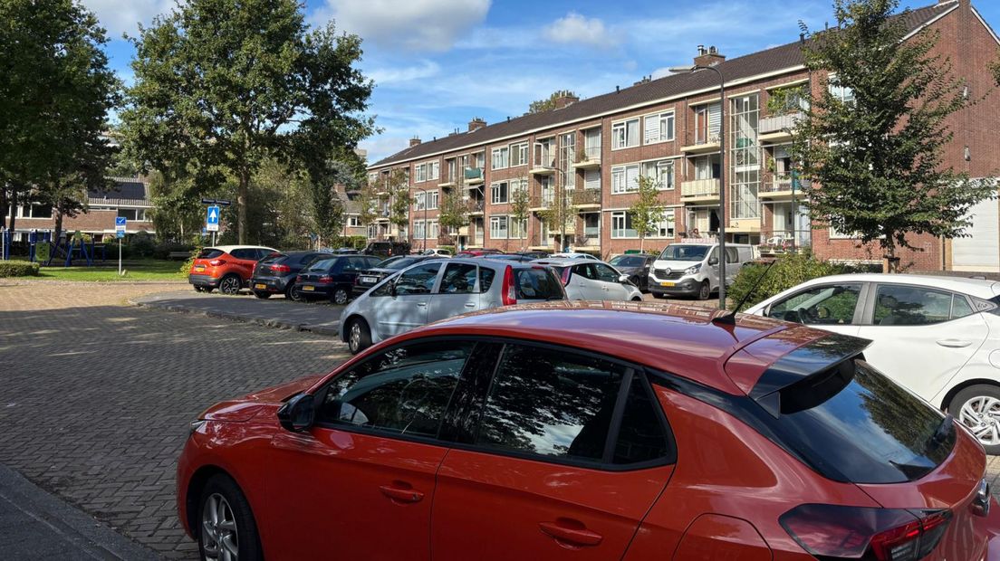 In de ministerbuurt staan veel auto's geparkeerd