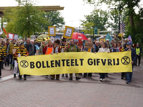 Extinction Rebellion demonstreert tijdens bezoek koninklijk paar tegen pesticidegebruik in Drenthe