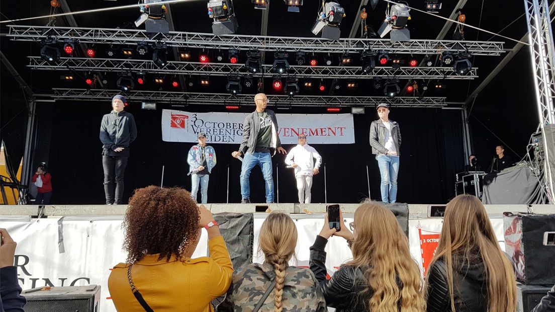B-Brave op het podium op de Garenmarkt tijdens Leidens Ontzet 2016