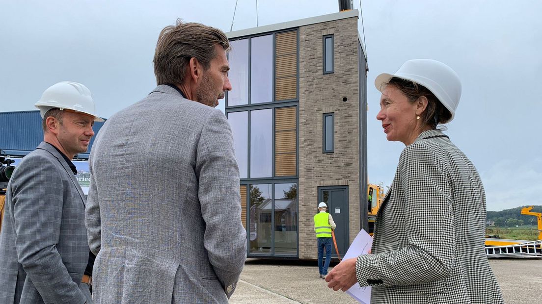 Plaatsing van een prefab woning op het voormalig Marinevliegkamp Valkenburg