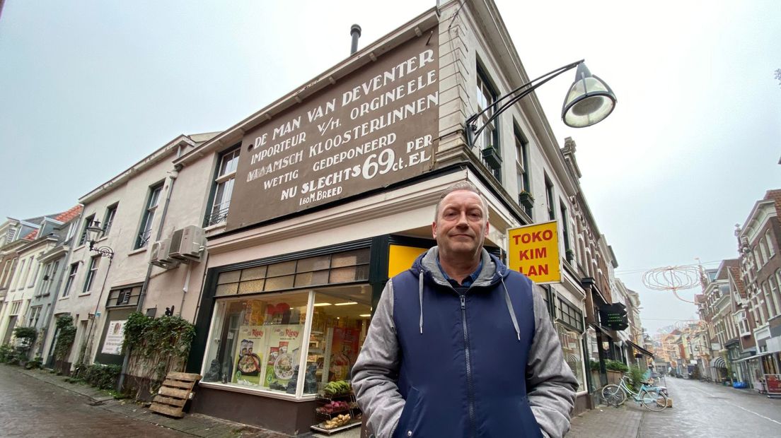 Lex Rutgers voor één van de Joodse panden in Deventer