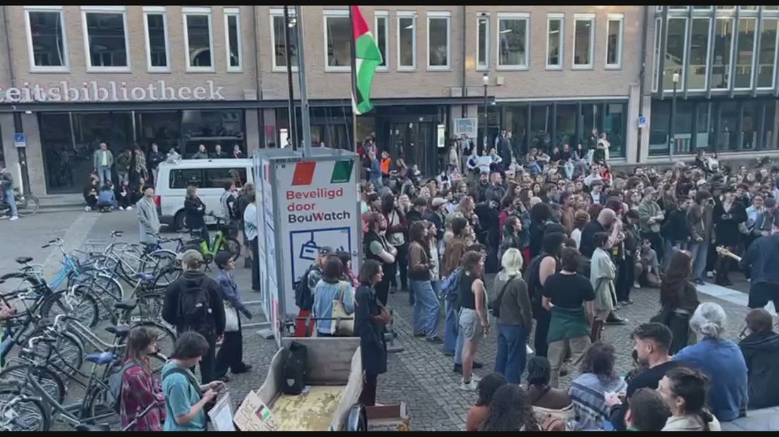Vreedzaam pro-Palestina protest voor het Academiegebouw in Stad