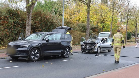 Auto vliegt in brand na botsing