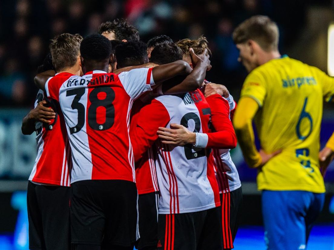 Feyenoord viert de winnende treffer van Marcos Senesi. (VK Sportphoto - Yannick Verhoeven)