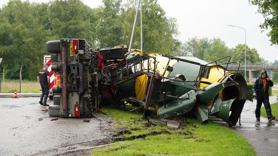 Betonwagen gekanteld in Beilen, rotonde urenlang gestremd. Betonwagen gekanteld in Beilen, rotonde urenlang gestremd.