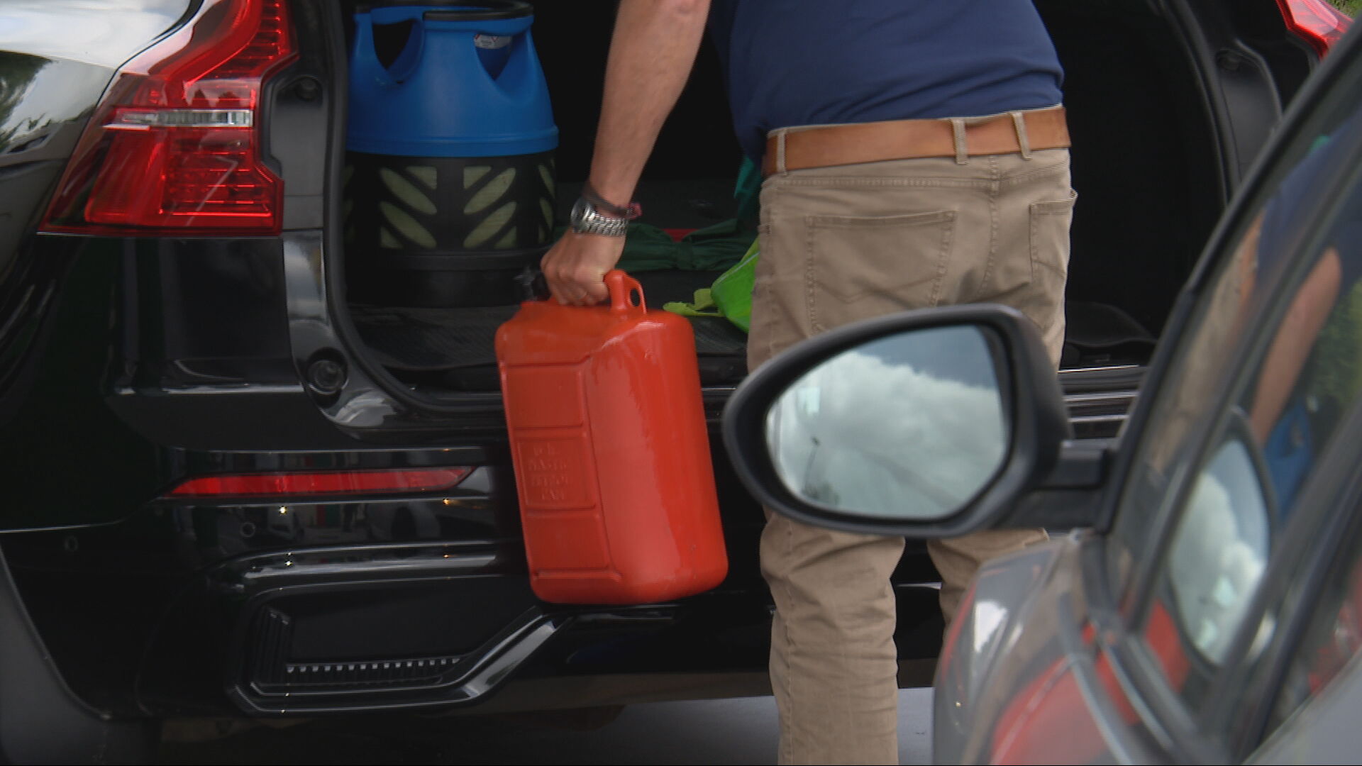 Met honderden liters benzine in de kofferbak de grens over om geld te besparen, brandweer maakt zich zorgen