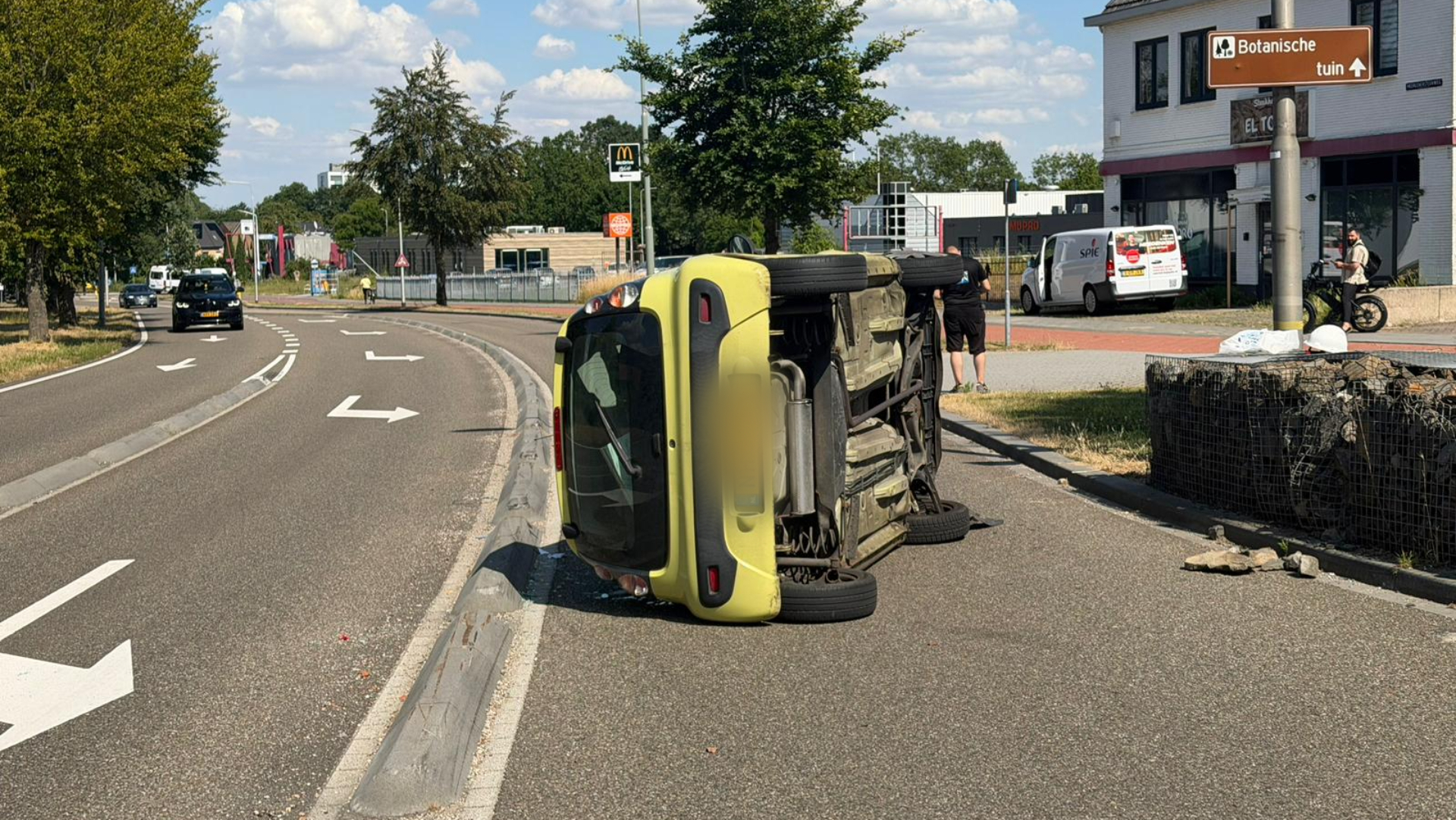 Auto op zijn kant na eenzijdig ongeval in Kerkrade.