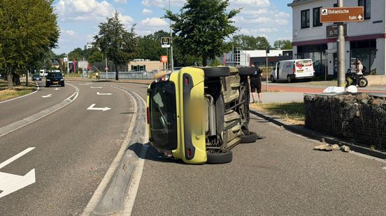 Auto op zijn kant na eenzijdig ongeval in Kerkrade. Auto op zijn kant na eenzijdig ongeval in Kerkrade.
