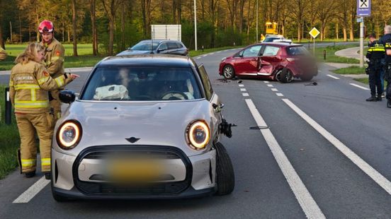 Drie auto's zwaar beschadigd bij aanrijding