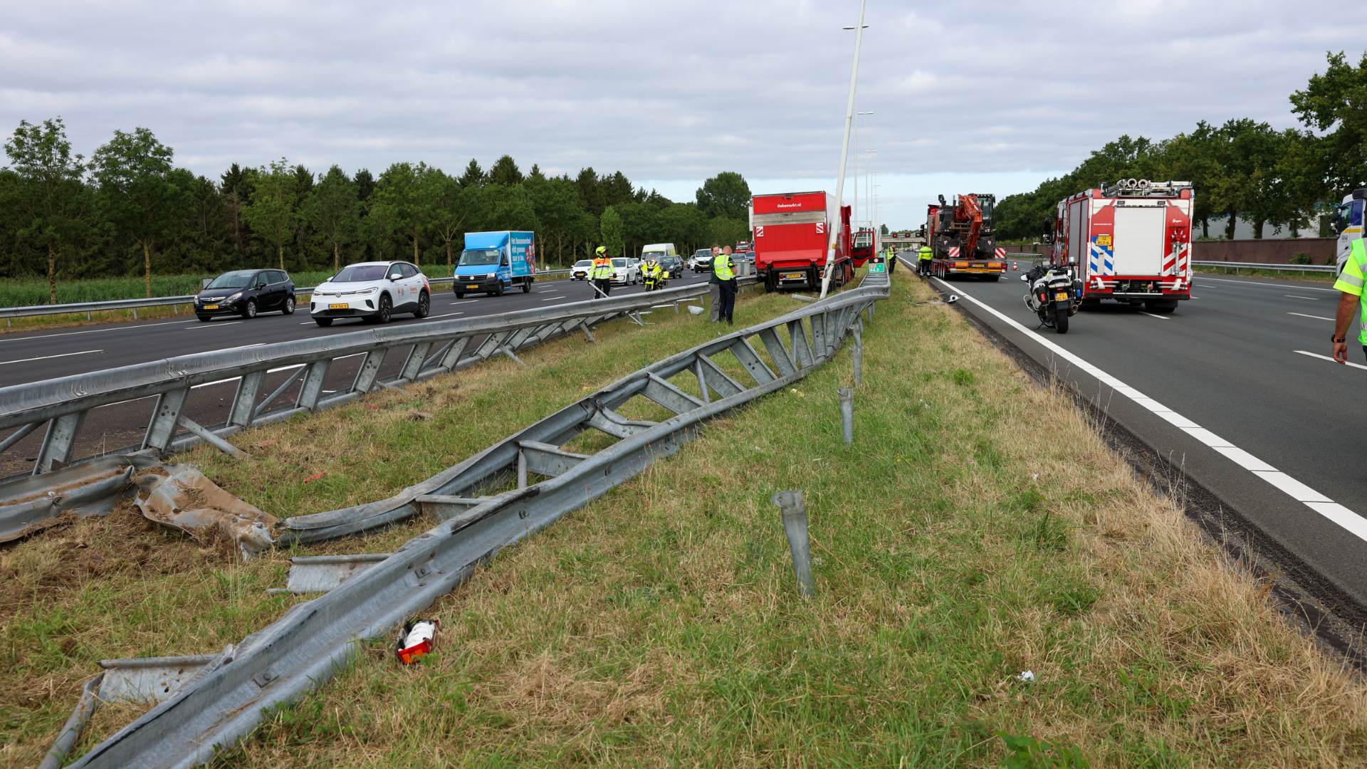 Vrachtwagen schiet door vangrail op A12 bij Bunnik
