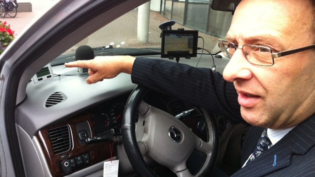 Jan Burgmeijer van Sensor City Mobility geeft uitleg in auto
