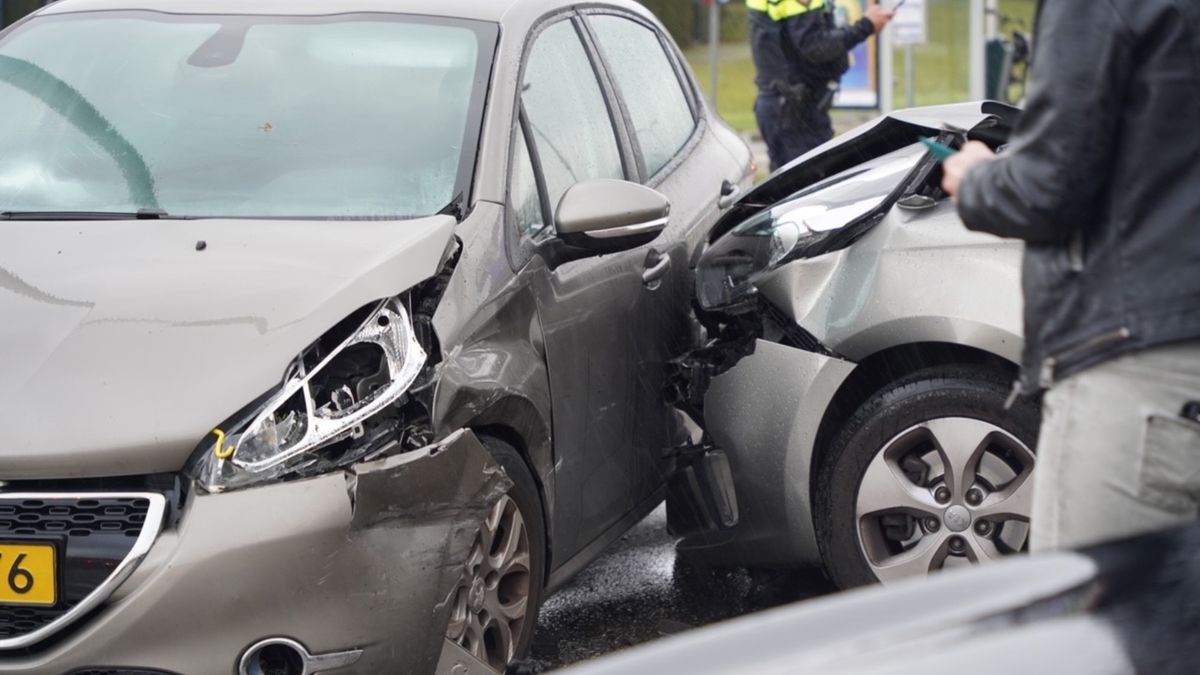 Vrouw naar ziekenhuis na botsing in Hegelsom