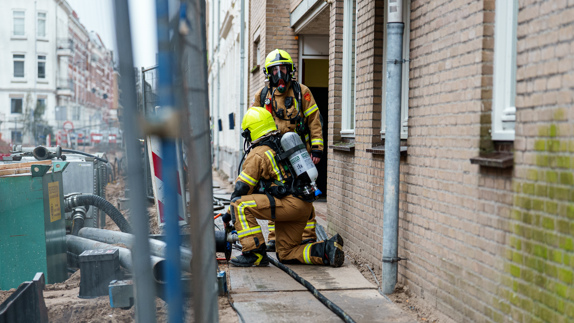 De hulpdiensten doen onderzoek in de Agniesestraat na een gaslek.